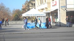 Scientology-Basel-Stand bei der Mittleren Brücke 3 - 31. Oktober 2015