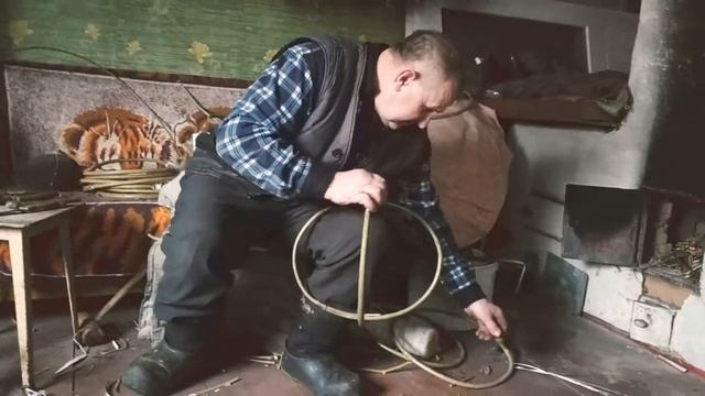 Плетение корзин.Дедушка плетет корзины! Часть 1