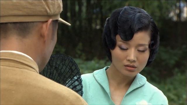 共軍隊長誤踩地雷，所有士兵都解決不了，沒想到美女用一根鋼筆就拆了！