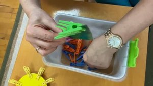 Игры с прищепками для детей 2-3 лет. Воспитатель Черных Т. А.