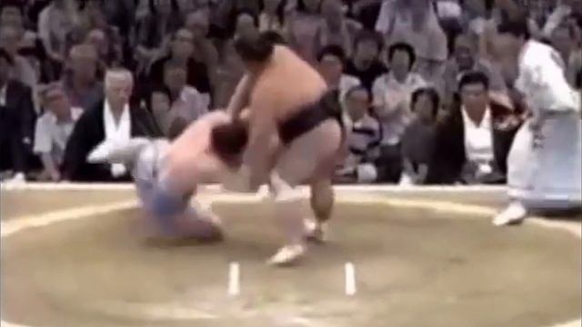 Броски в сумо. Огромные мужики летают, как пушинки. смотреть онлайн