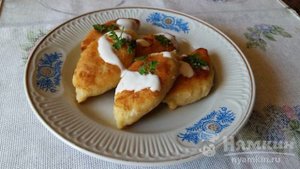 Жареные пирожки с яйцом и сметаной