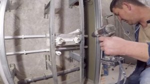 Устанавливаю планку под смеситель гигиенического душа на металлокаркас в фальш стене