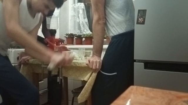 Отжим льняного масла ручным маслопрессом
