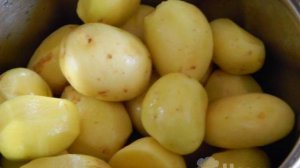 Молодой картофель с укропом и чесноком