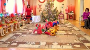 Танец _Петрушек_ в детском саду (ср. гр.).mp4