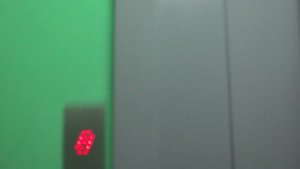 Лифт с музыкой и транслирующая реклама на дисплее