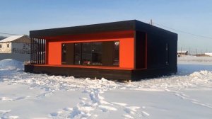 Оригинальный одноэтажный дом с панорамным остеклением, плоской крышей и декоративной штукатуркой