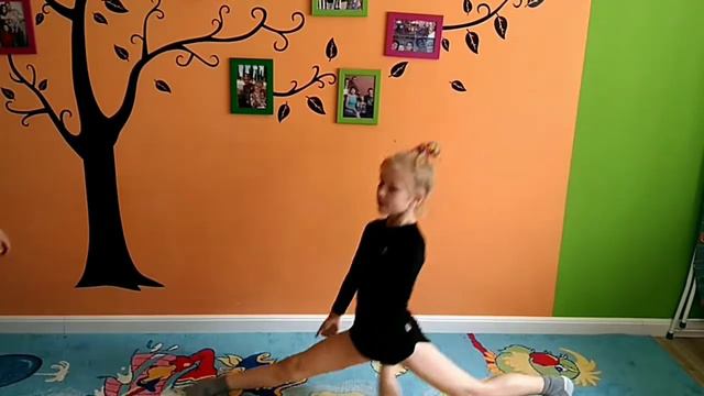 Гимнасика дома с младшей сестрой смотреть онлайн