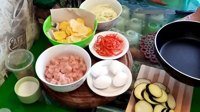 ЗАПЕКАНКА С КУРИЦЕЙ, ЯЙЦАМИ И ОВОЩАМИ. смотреть онлайн