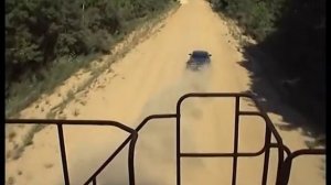 Самый большой САМОСВАЛ Komatsu 930E гонится за легковым автомобилем.