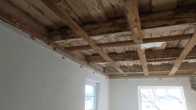 Переделка 100-летнего деревенского дома. Снимаю старый потолок. смотреть онлайн