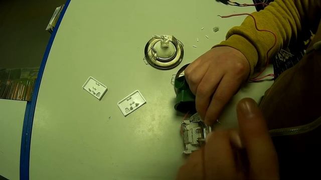 Как подключить двухклавишный выключатель? Как установить в подрозетник?