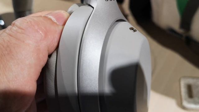 Sony WH-1000XM3 noise cancelling headphones смотреть онлайн