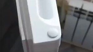 Оказывается дверь холодильника можно переставить на другую сторону. Теперь дверь не касается стены
