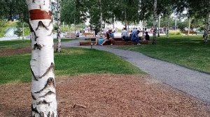 Девушка лежит на ногах у парня