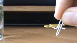 фокус"скрепка на поверхности воды"