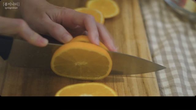 격리된 신혼부부의 집밥, 연말 홈파티 브이로그 [이영자 파김치/샹그리아/라자냐/감바스/프랑스 디저트 ‘누가’/ 짜파게티/ 지점토 트레이 만들기/ 격리자의 외로운 홈파티] смотреть онлайн