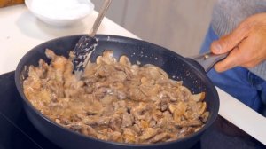 Бефстроганов с картофельными драниками. Как в ресторане и даже лучше. Рецепт Константина Оганезова