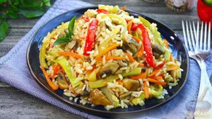 По-летнему вкусно.
РИС С КАБАЧКАМИ И ГРИБАМИ