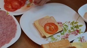 Горячие бутерброды в духовке с сыром и ветчиной