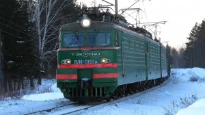 ВЛ11-069 А/128 с грузовым поездом останавливается на перегоне под красный входной