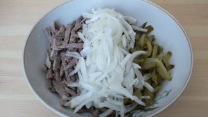 Салат Шахтерский с солеными огурцами