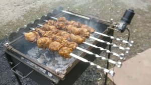 Приспособление для жарки шашлыка.