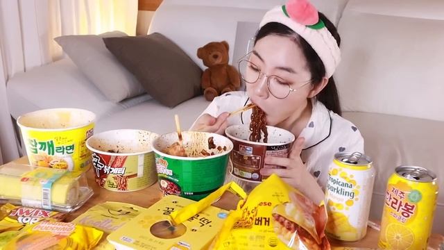 새벽에 배고파서 편의점먹방:)신볶게티! 짜장 불닭볶음면! 옐로우 디저트 먹방!?김밥 햄버거 ㅣ라면먹방 직접만든 Convenience Store Food ASMR MUKBANG смотреть онлайн