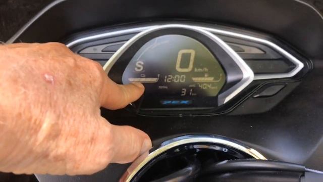 2020 Honda PCX Hybrid Review! I go down to the dealer and buy the coolest bike in the world смотреть онлайн