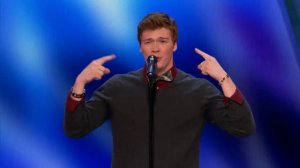 Парень имитирует голоса персонажей на шоу талантов