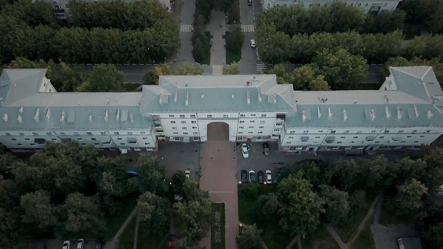 Полет на дроне над городом. Съемка города с дрона