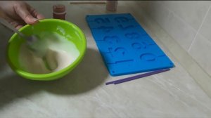 Бабочки из сахарной бумаги и шоколадные цифры. Декор для торта.