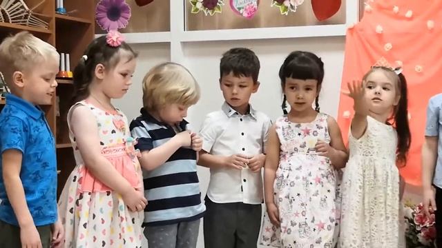 24.11.2021.??❤️Очень душевная песня,, Заглянуло солнышко в окошко,, Т. Бокач. Поют дети ср гр мама смотреть онлайн