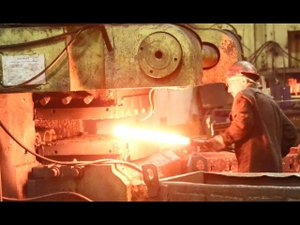 Процесс ковки. Кузнечный завод ПАО «КАМАЗ». Набережные Челны,Республика Татарстан, декабрь 2017 года