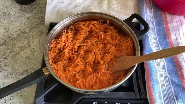 Мясо отбивное с луком, морковью, помидором и сыром. Короче, очередной кулинарный триллер.