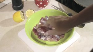 Карась жареный в сметане и карась в панировке. Пальчики оближешь.