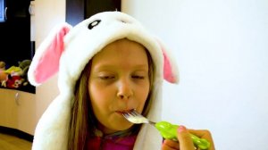 Няня и история забавных детей. Дамик как няня для Насти