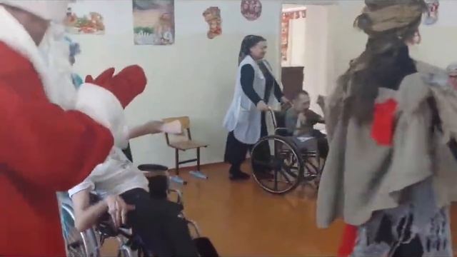 "Волонтеры добра" 30 декабря навестили ребят из Троицкого детского дома-интерната для инвалидов. смотреть онлайн