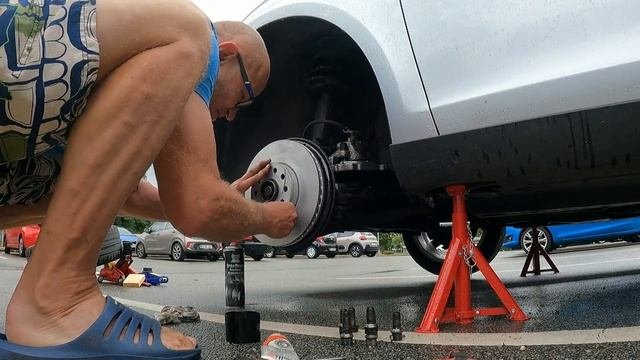 How To Change  Front Disc Brake On A Seat Altea XL 2.0 TDI 140 Hp