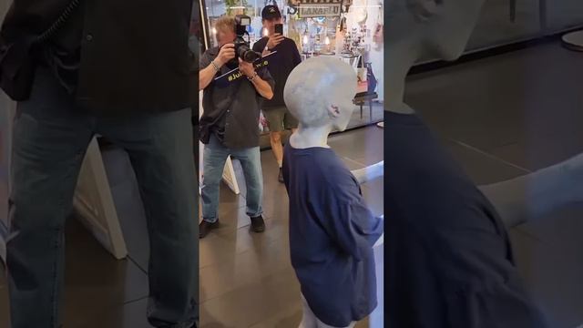 Alien sighting in NYC today the alien makes an appearance on the New York subway#julesmovie #jule смотреть онлайн