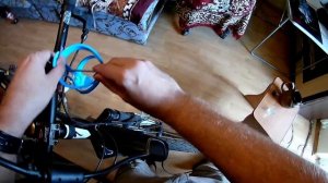 Лайфхак как закрепить USB колонку на руль велосипеда.