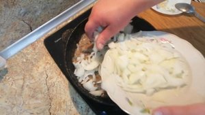 Печень куриная. Очень вкусная печень с луком! Печенка, лук, сливочное масло специи, чеснок. Рецепт.