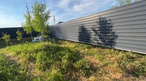 Как перевернуть забор из профнастила, что бы смотрелся по новому? Забор своими руками.