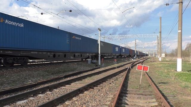 Электровоз 2ЭС6-898 "Синара" с контейнерным составом смотреть онлайн