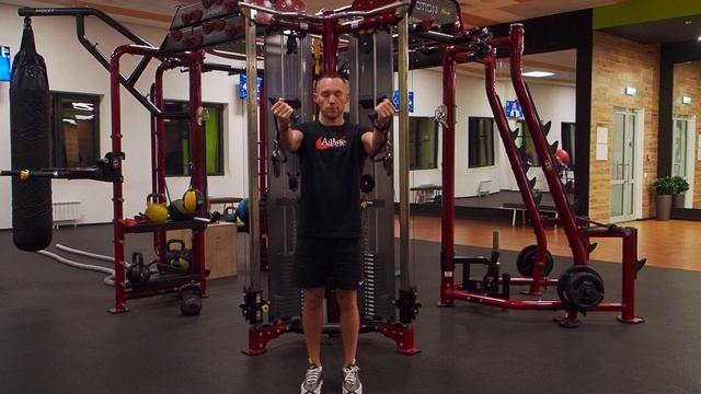 сведение рук снизу вверх в узком кроссовере смотреть онлайн