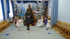 "Вход  малышей на утренник - Танец с ёлочными шариками" Евтодьевой Аллы