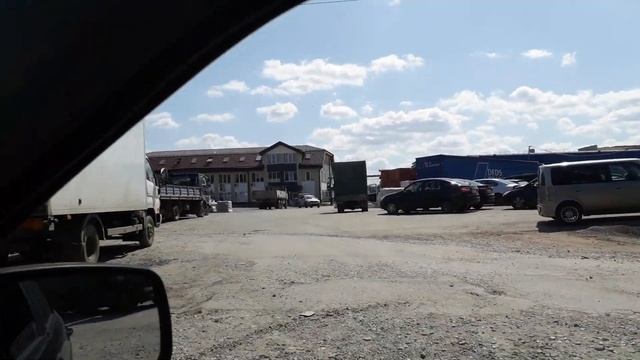 Идеальное место под грузовой шиномонтаж.