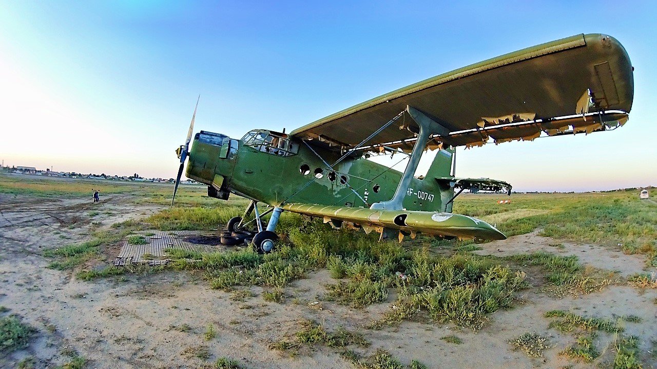 Чем забывают самолеты. Осыпной бугор Астраханская область аэродром АН-2. Осыпной бугор самолет АН-2. Аэродром Осыпной бугор Астрахань. Забытые самолеты.