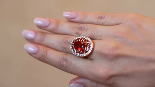 Кольцо с красным натуральным камнем цирконом